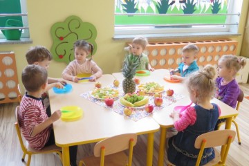 Kwiatuszki i Pszczółki robiły sałatke owocową.