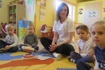 Dzień Zdrowia - Pani Kasia studentka V roku stomatologi z wizytą w gr. Kwiatuszków 