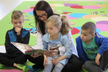 Rodzice czytają Dzieciom - mama i brat Leny R.