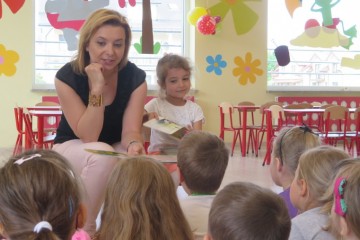 Rodzice czytają dzieciom - mama Wanessy.