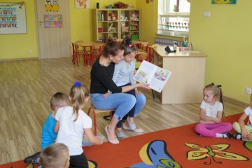 Rodzice czytają dzieciom, mama Lilianki D.
