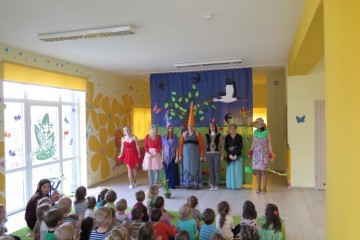 Teatrzyk'Wróżki Pani Wiosny'w wykonaniu nauczycieli z Bajeczki