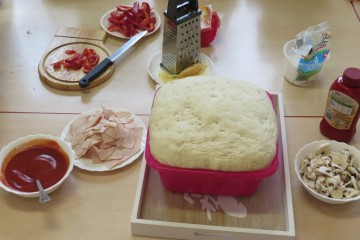 Dzień Pizzy w gr. Kropeczek i Misiów.