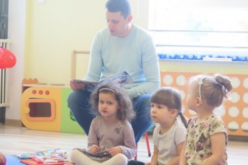 Rodzice czytają dzieciom, tata Zuzi