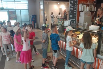 Tata Liliany zaprosił grupę Misiów na lody