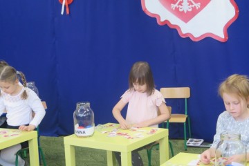 Ada z gr. Kropeczek na międzyprzedszkolnym konkursie patriotycznym w Przedszkolu Miejskim nr 10