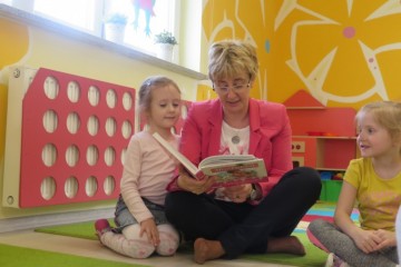 Rodzice czytają dzieciom, mama Helenki