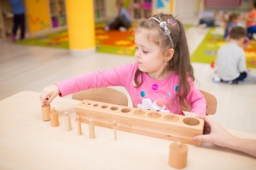 Prace z materiałem montessori - bloki z cylindrami i brązowe schody