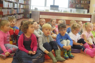 Teatrzyk kamishibai pt.'Brzydkie kaczątko\'  w Bibliotece Pedagogicznej gr. Kwiatuszków