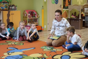 Rodzice czytają dzieciom.