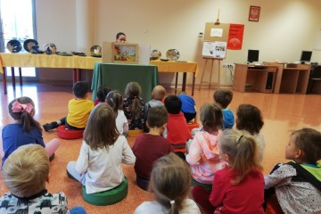Tygryski w Bibliotece Pedagogicznej na zajęciach z wykorzystaniem teatrzyku kamishibai