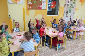 Kwiatuszki poznawały smaki owoców i warzyw.