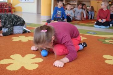 Każdy zuch lubi ruch – ćwiczenia gimnastyczne z wykorzystaniem szarf i woreczków – nauka przestrzega