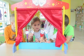 Zabawa Kropeczek w teatrzyk kukiełkowy