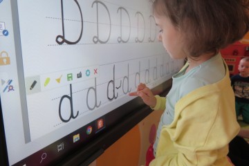 Rozpoczynamy zabawę z monitorami interaktywnymi w gr. Kropeczek i Misiów