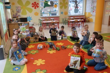 Dzień Dinozaura – dzieci przynoszą do przedszkola książki o dinozaurach, figurki dinozaurów