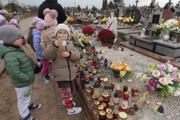 Misie zapalały znicze na Cmentarzu Parafialnym w Ostrołęce