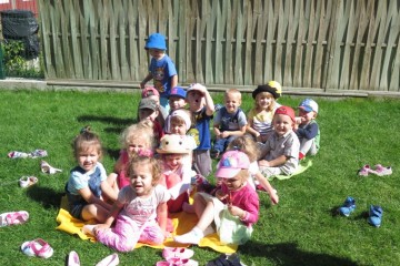 Piknik Pszczółek w ogrodzie przedszkolnym.