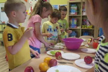 Robiliśmy sałatki owocowe.