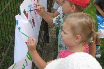 Dzień Artysty - malowanie plakatów w ogrodzie