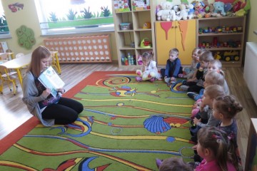 Rodzice czytają Dzieciom, mama Lili, Oli, Helenki, Natalki i tata Amelki.
