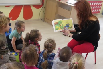 Rodzice czytają dzieciom, mama Ignasia.